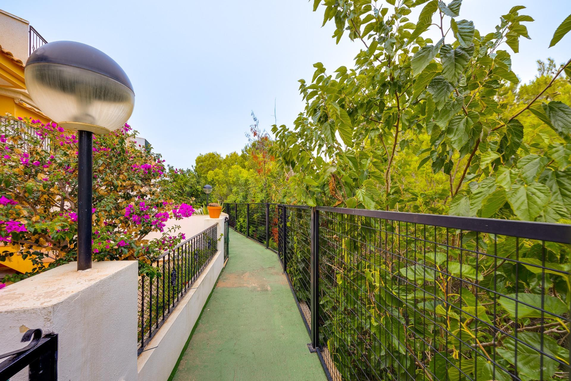 BUNGALOW CON 2 JARDINES, GARAJE Y PISCINA COMUNITARIA EN TOR - foto 5
