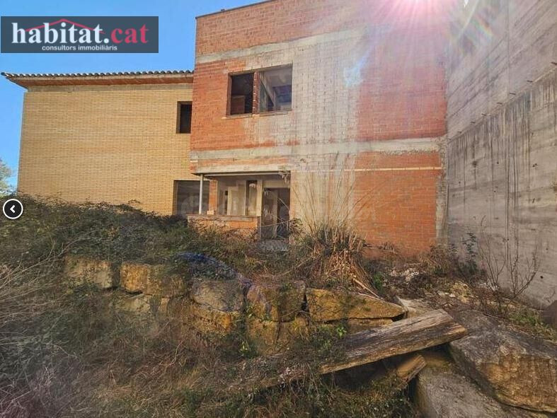 CASA OCUPADA DE OBRA PARADA EN OLIVELLA - CAN SURIA