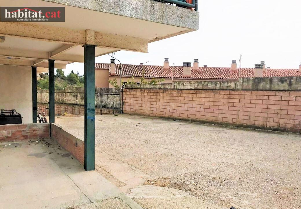 ZONA DE APARCAMIENTO CUBIERTO EN SANT QUINTI DE MEDIONA