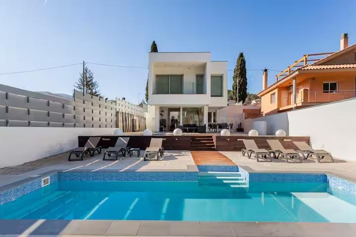 Moderna casa independiente con licencia turística, en la Urb