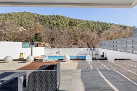 Moderna casa independiente con licencia turística, en la Urb - foto 3