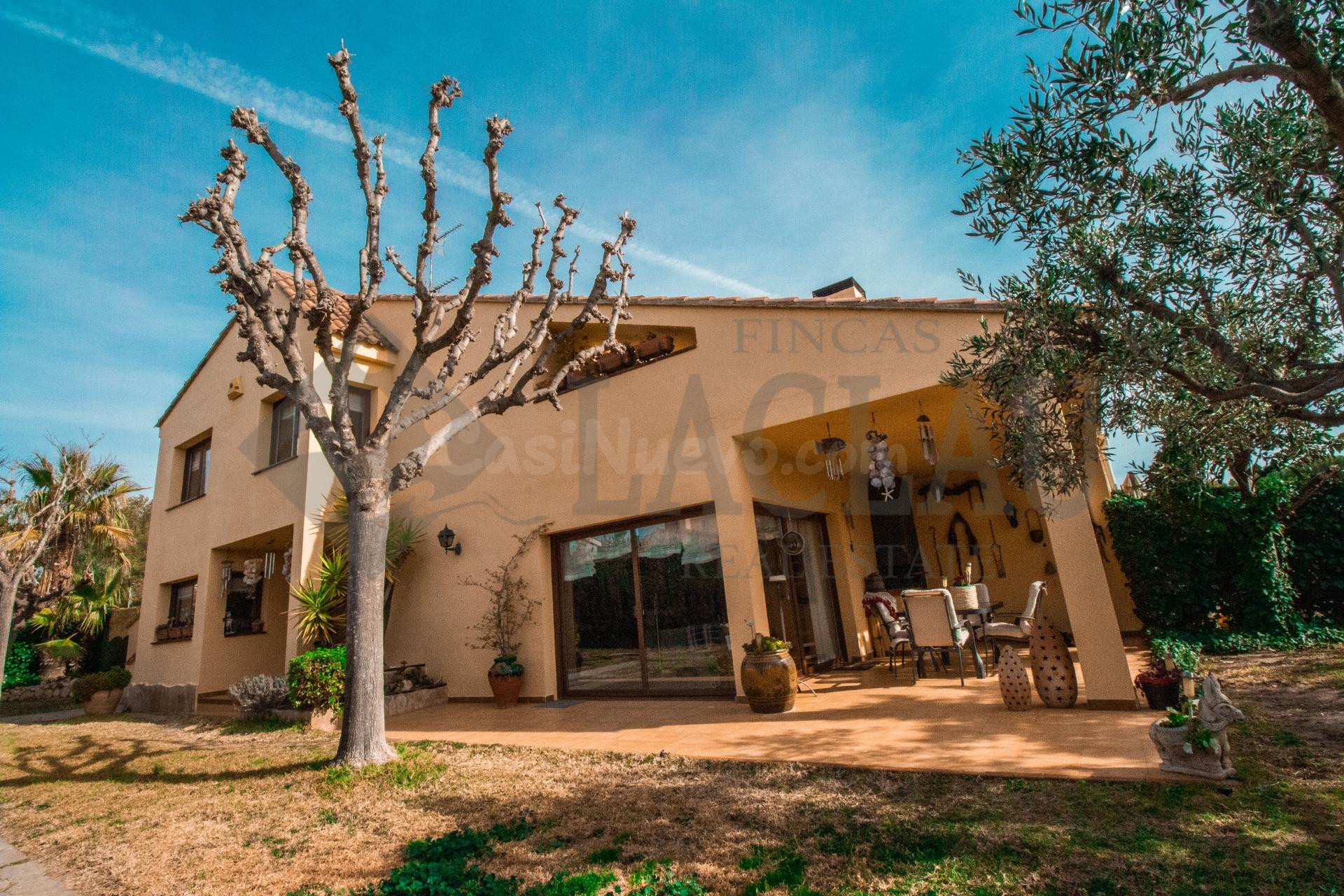 Preciosa casa adosada con bonito jardín en Pacs, exclusiva z