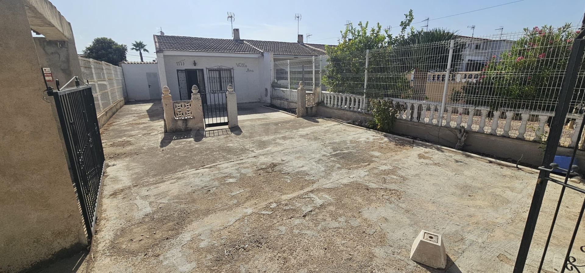 VIVIENDA CON GRAN PARCELA Y MUCHAS POSIBILIDADES EN TORRETA II, TORREVIEJA