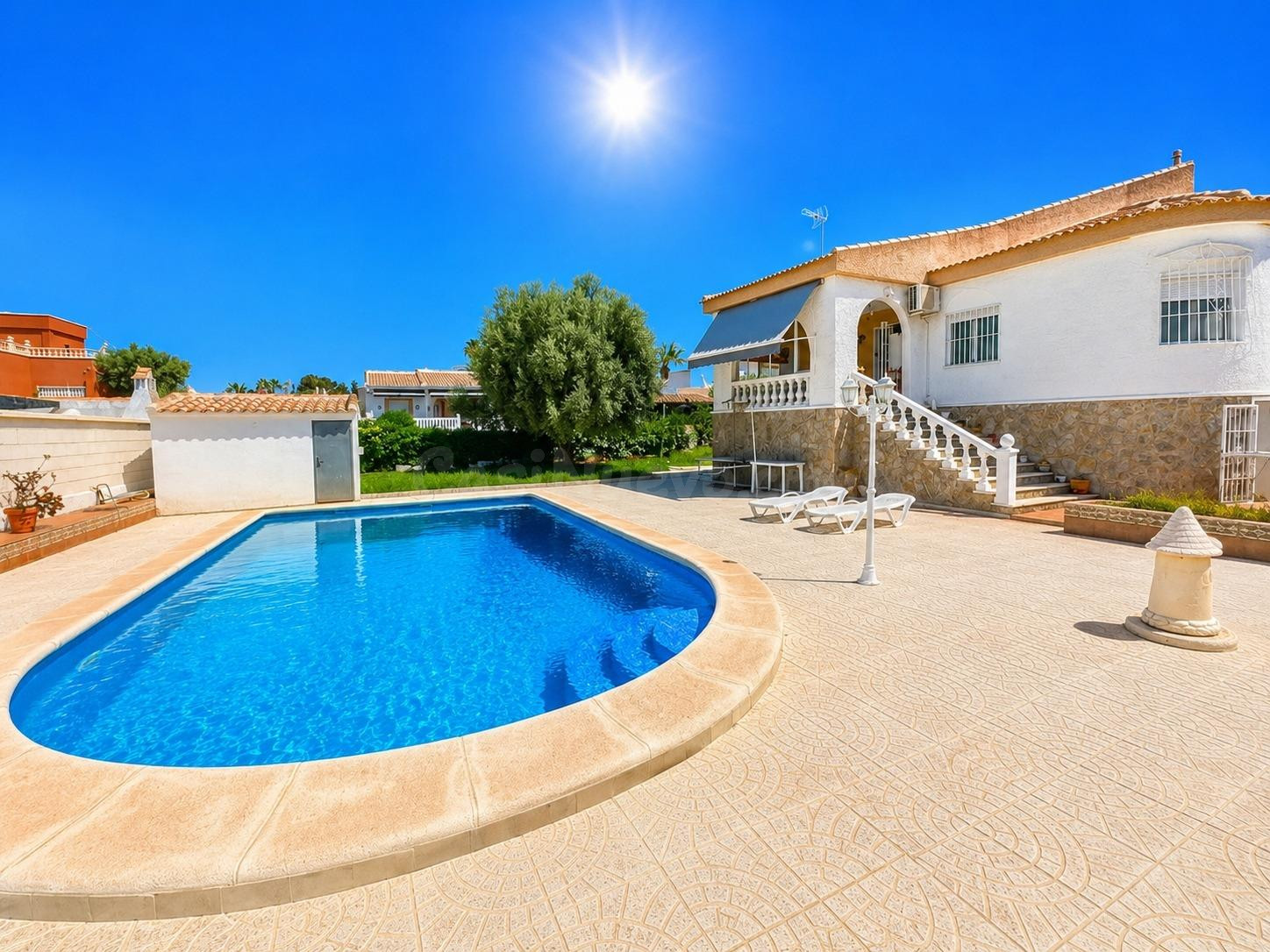 Villa independiente con piscina y parcela de 824 m2 en La Si - foto 2