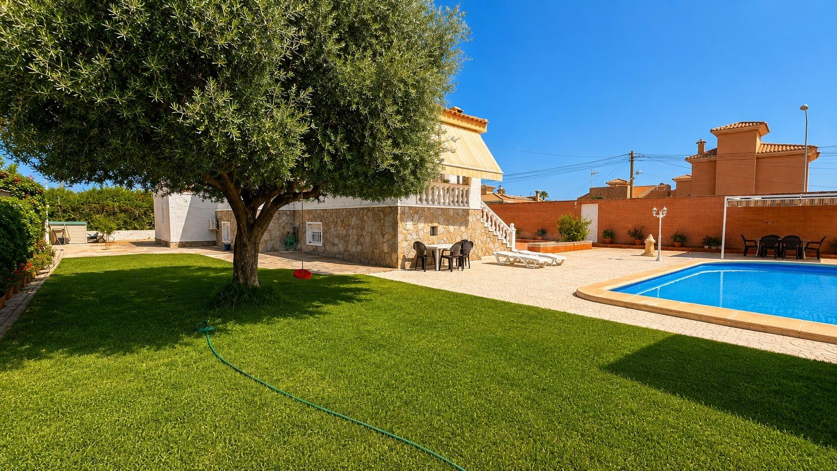 Villa independiente con piscina y parcela de 824 m2 en La Si - foto 3