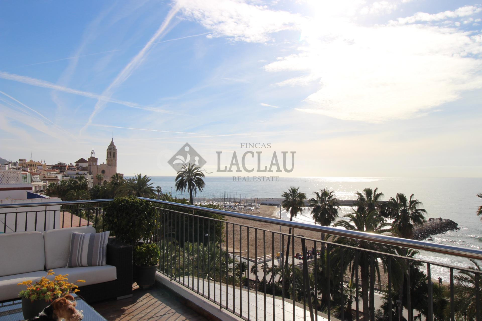 ÁTICO-DÚPLEX en primera línea de mar en el centro de Sitges