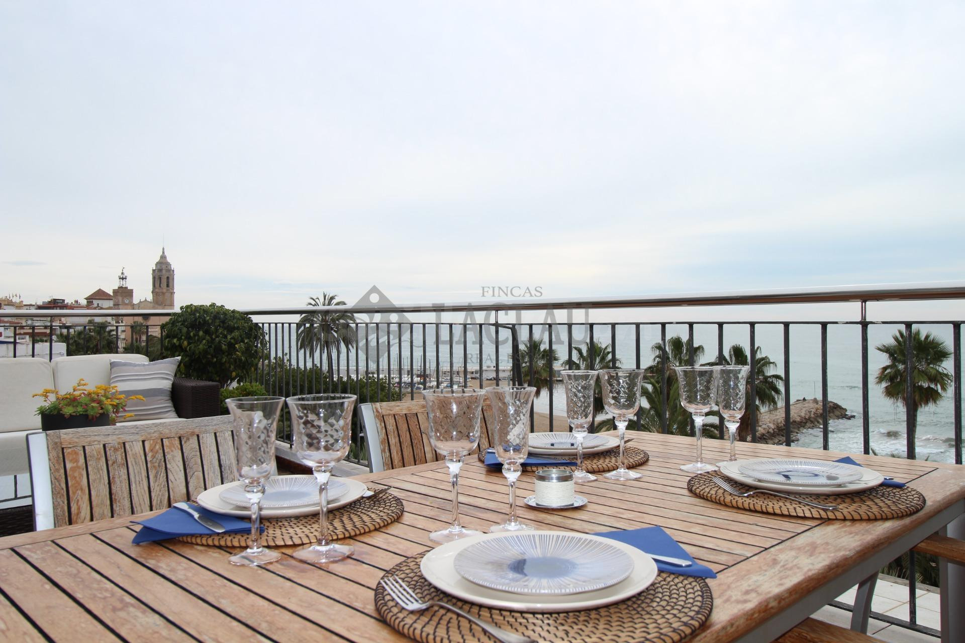 ÁTICO-DÚPLEX en primera línea de mar en el centro de Sitges - foto 2
