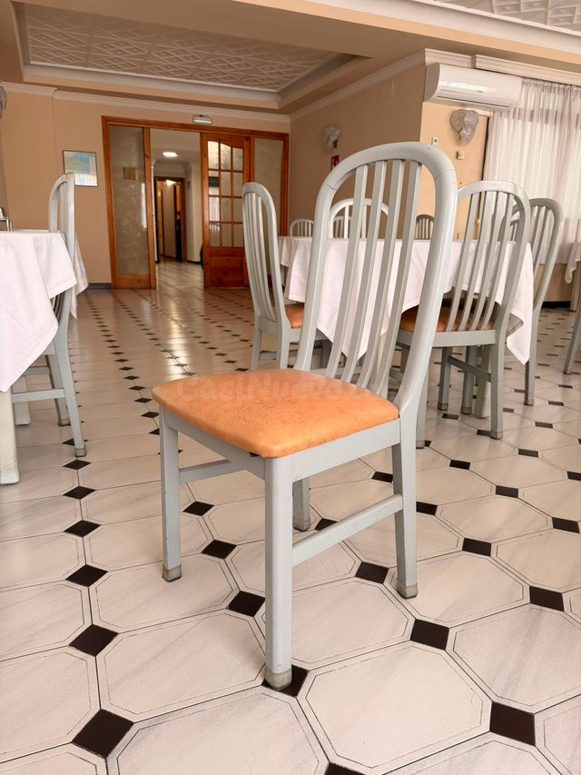 Sillas de madera grises con asiento naranja