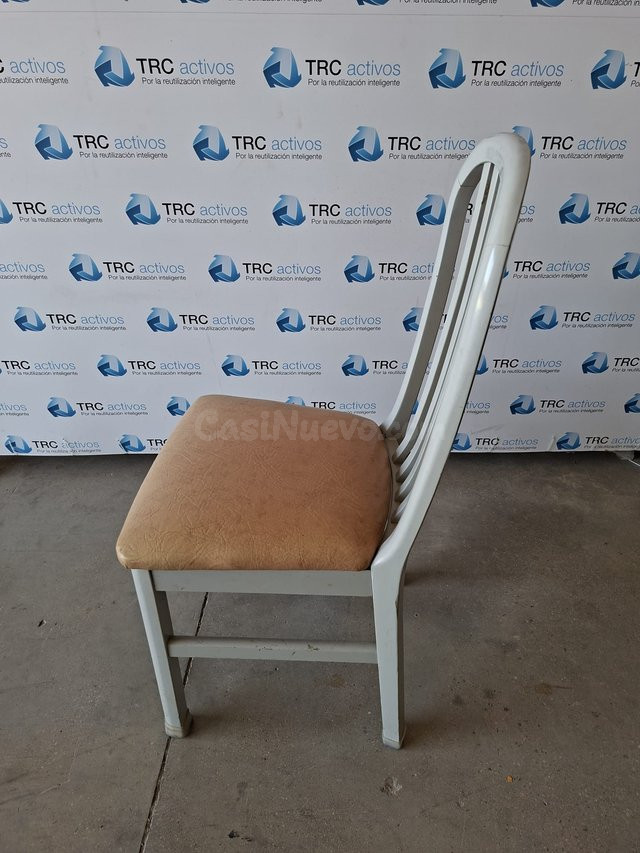 Sillas de madera grises con asiento naranja - foto 2