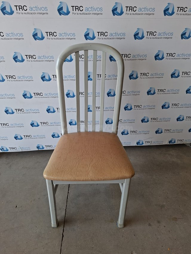 Sillas de madera grises con asiento naranja - foto 3