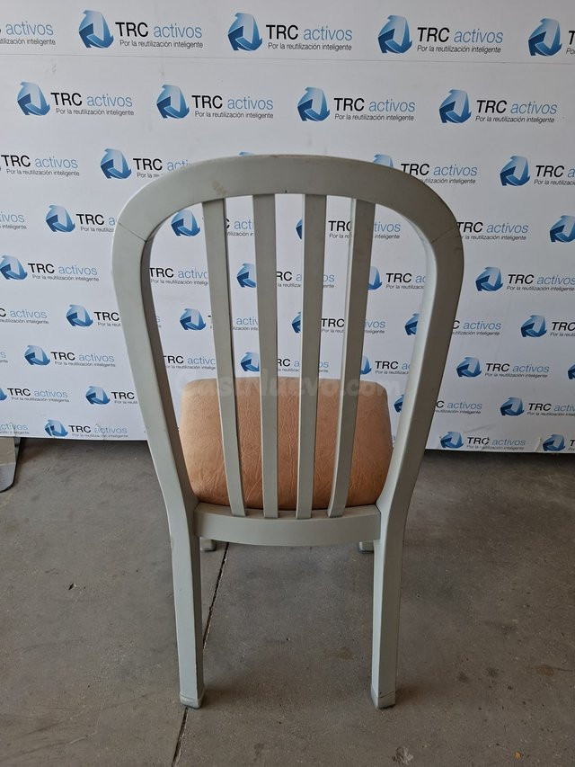 Sillas de madera grises con asiento naranja - foto 4