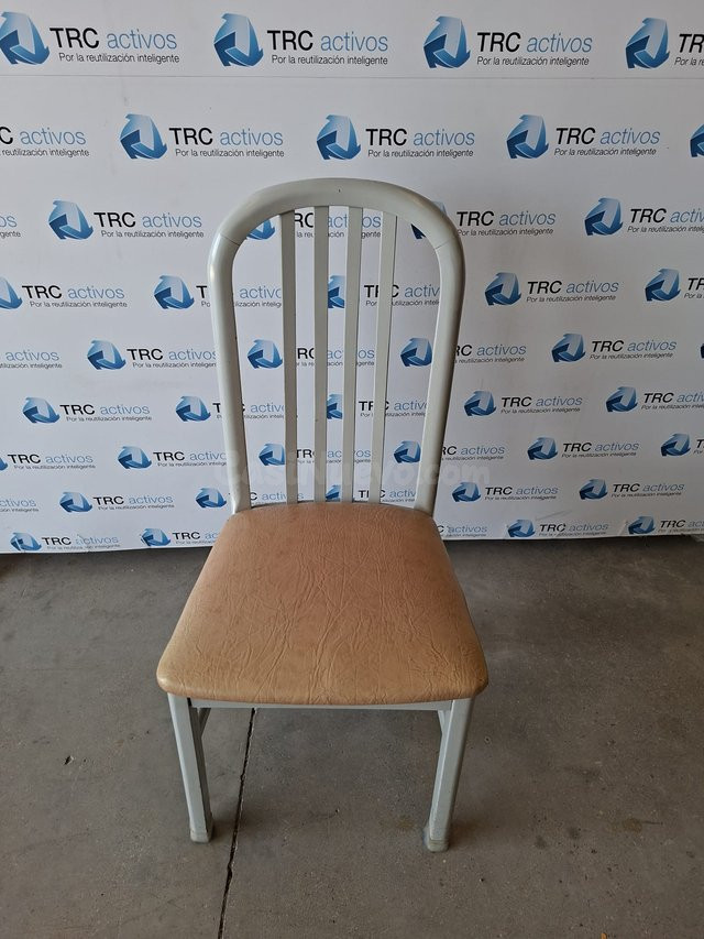 Sillas de madera grises con asiento naranja - foto 5