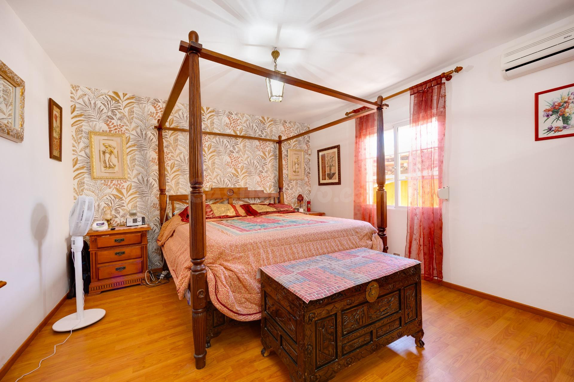 Chalet de 4 dormitorios con amplio jardín en Torreblanca - foto 4