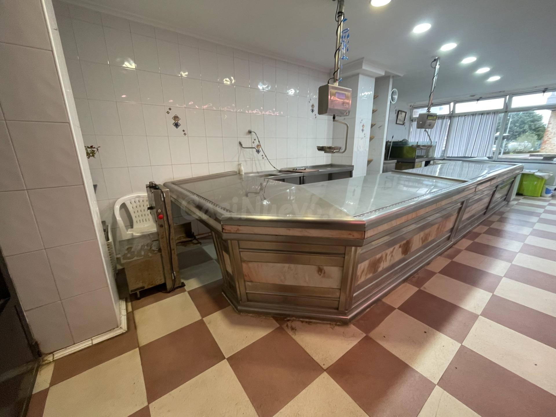 Venta local comercial equipado para pescadería + Furgón isot