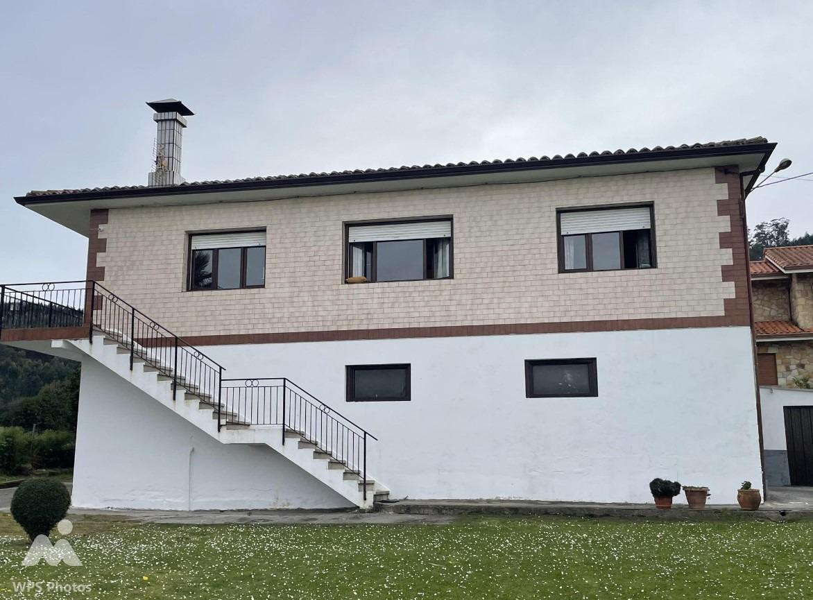 CASA EN ARNUERO CON VARIOS EDIFICIOS ANEXOS - foto 2