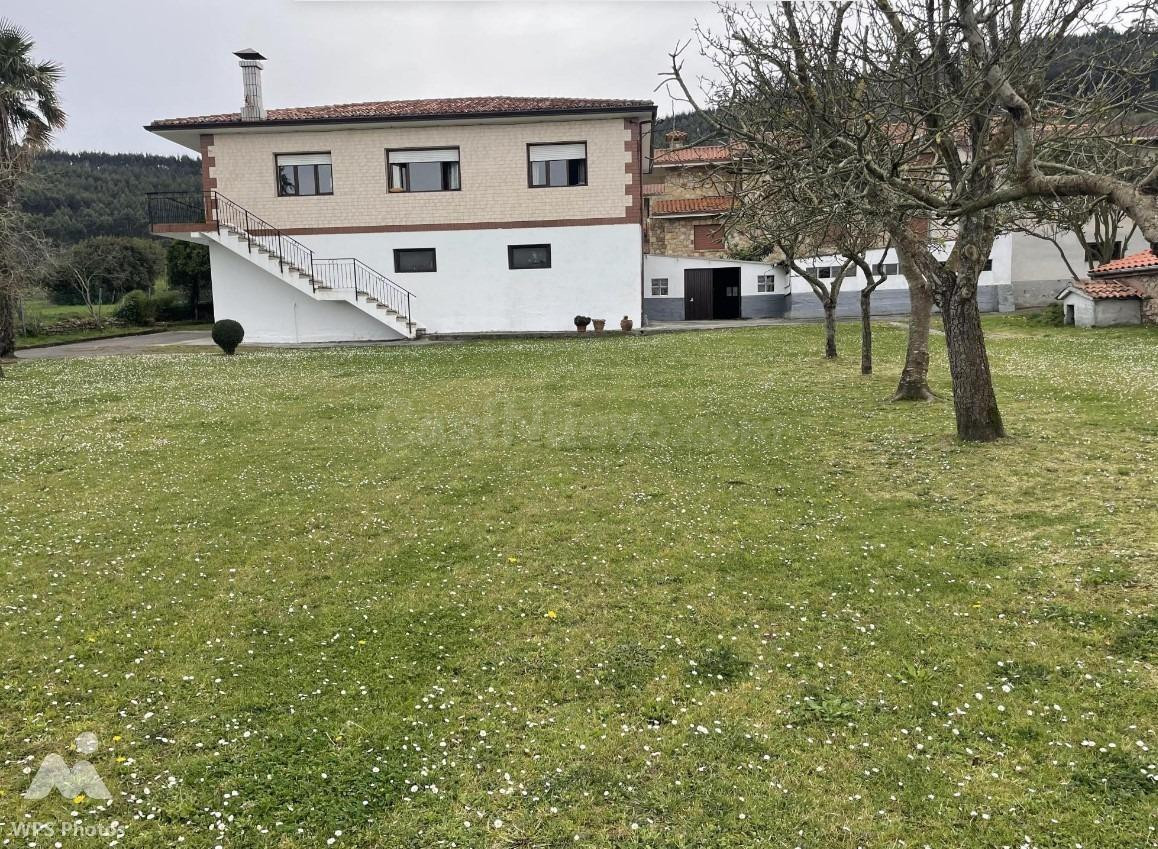 CASA EN ARNUERO CON VARIOS EDIFICIOS ANEXOS - foto 3