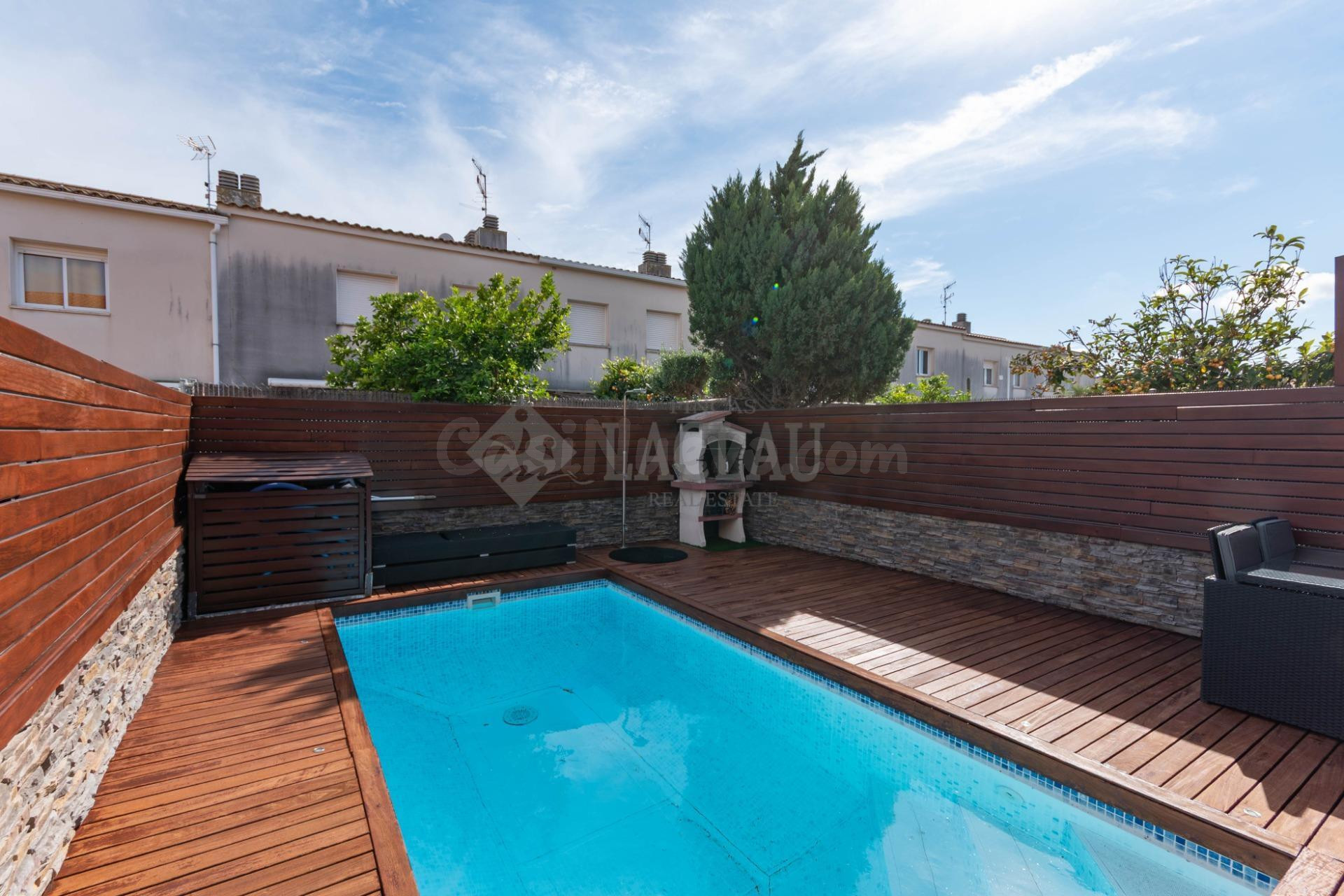 Casa adosada reformada con piscina privada en Cubelles