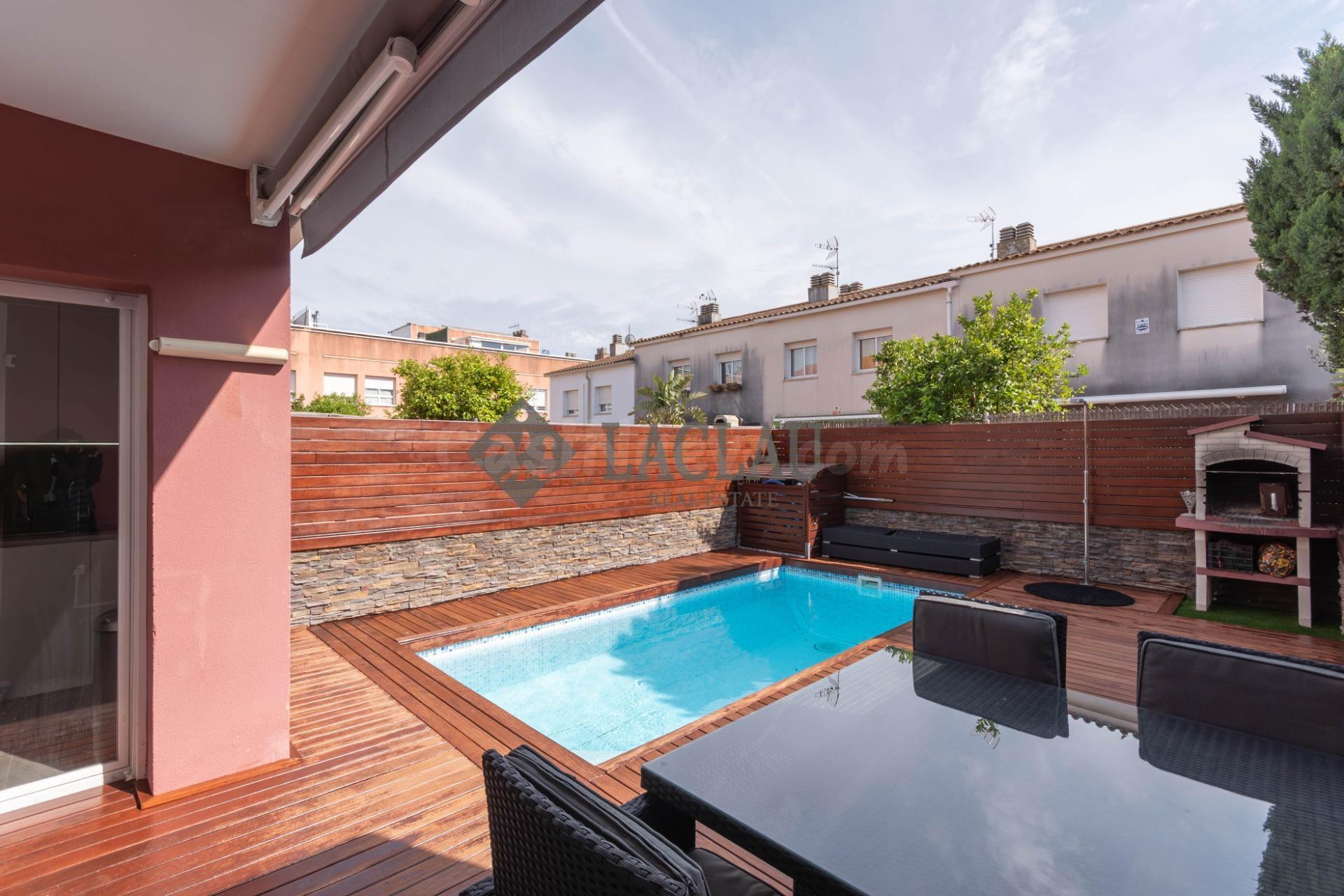 Casa adosada reformada con piscina privada en Cubelles - foto 2