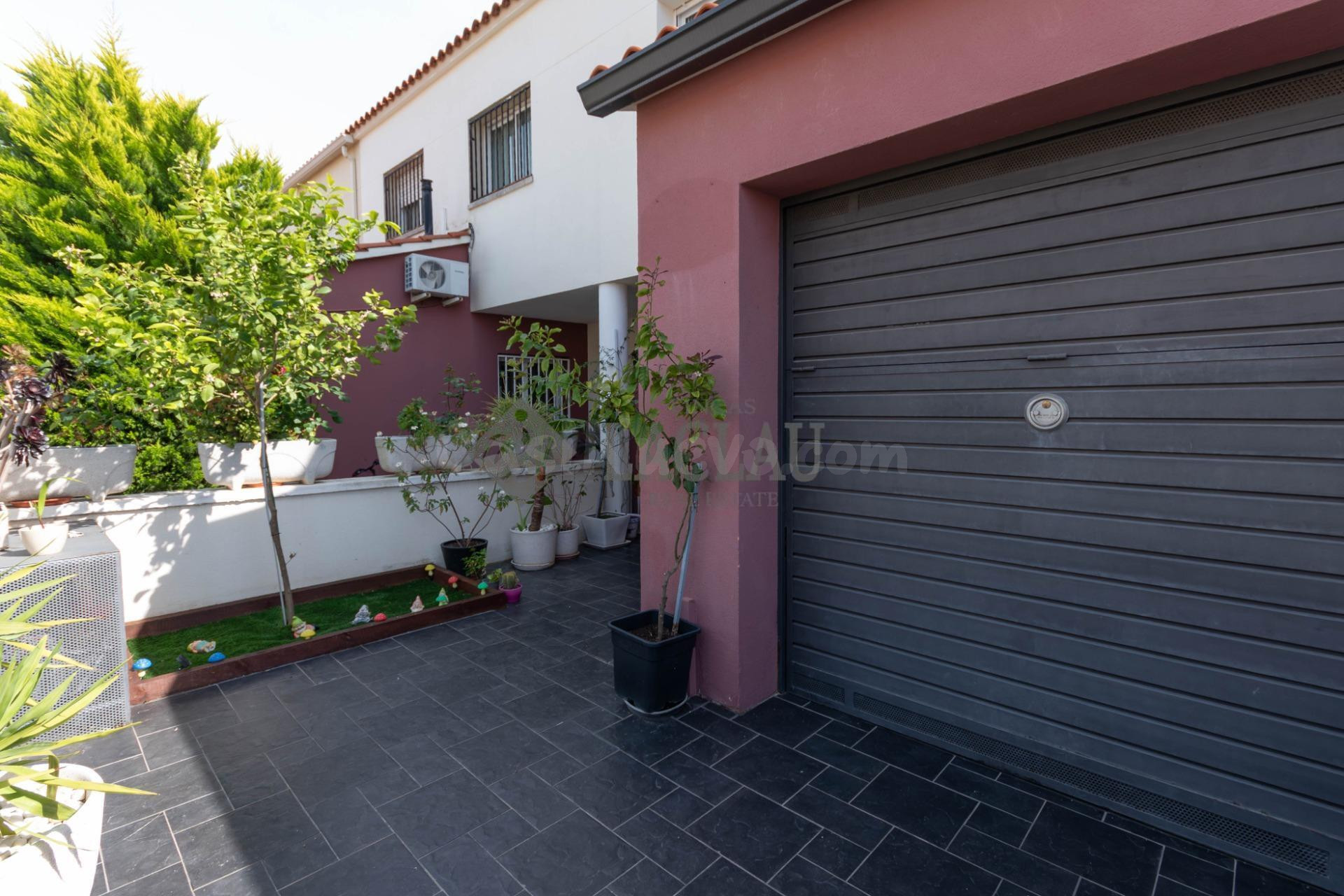 Casa adosada reformada con piscina privada en Cubelles - foto 3