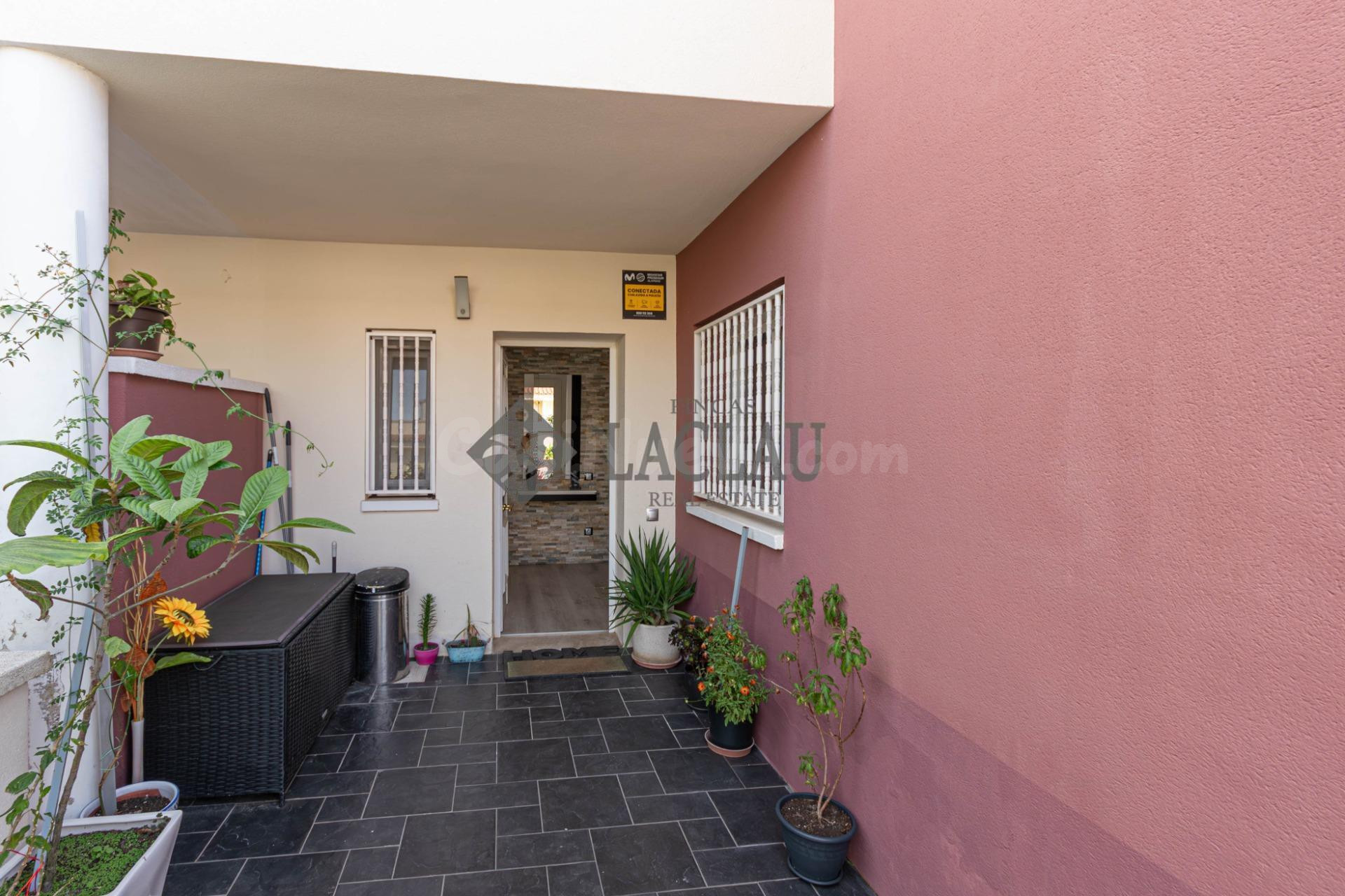 Casa adosada reformada con piscina privada en Cubelles - foto 4
