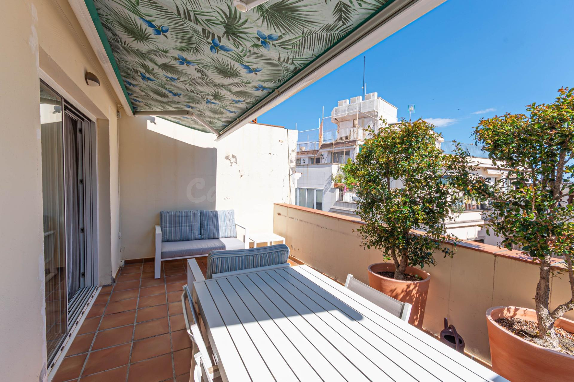 Atico en pleno corazón de Sitges con 3 terrazas y vistas al  - foto 2