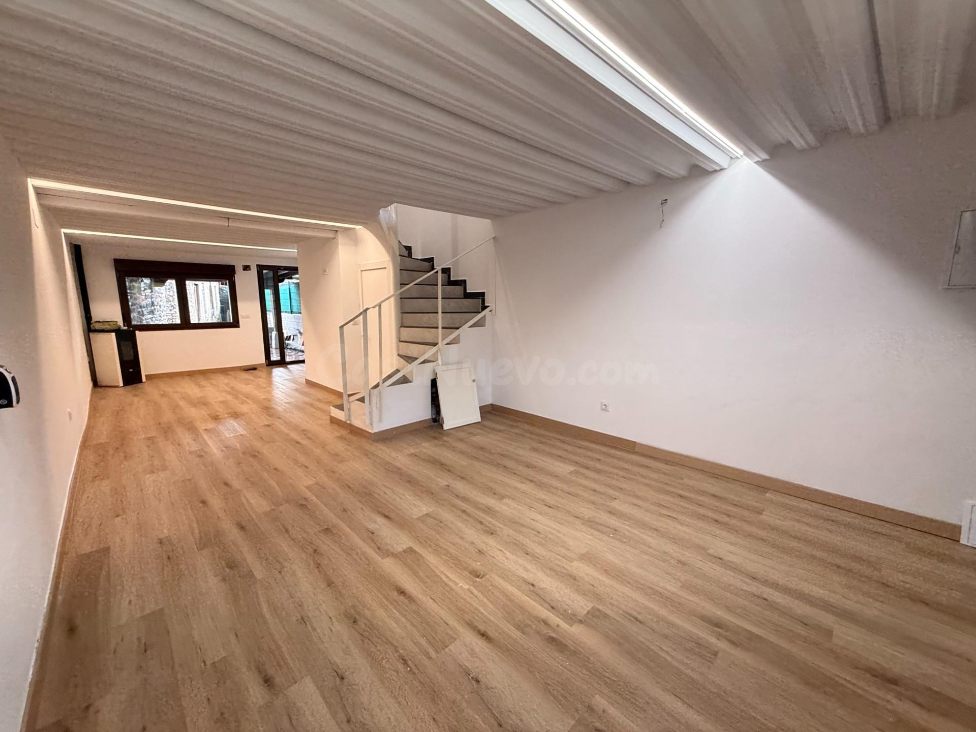 Casa reformada con porche y terraza en pleno Ramales