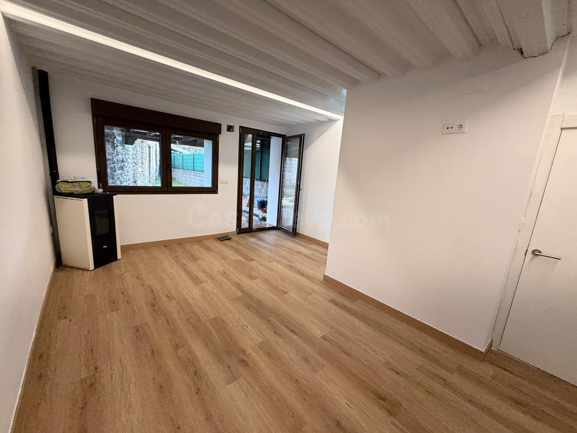 Casa reformada con porche y terraza en pleno Ramales - foto 3