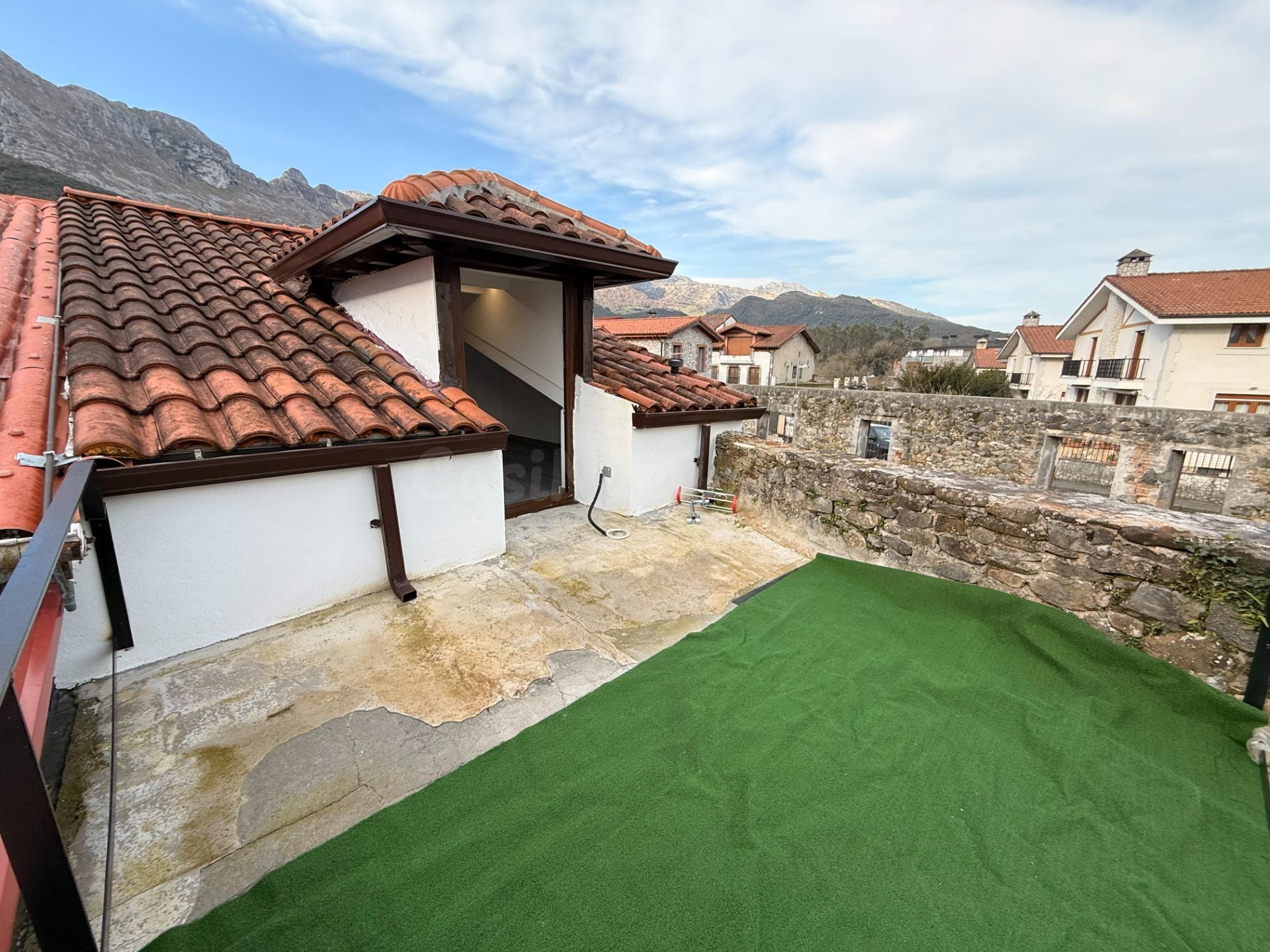 Casa reformada con porche y terraza en pleno Ramales - foto 4
