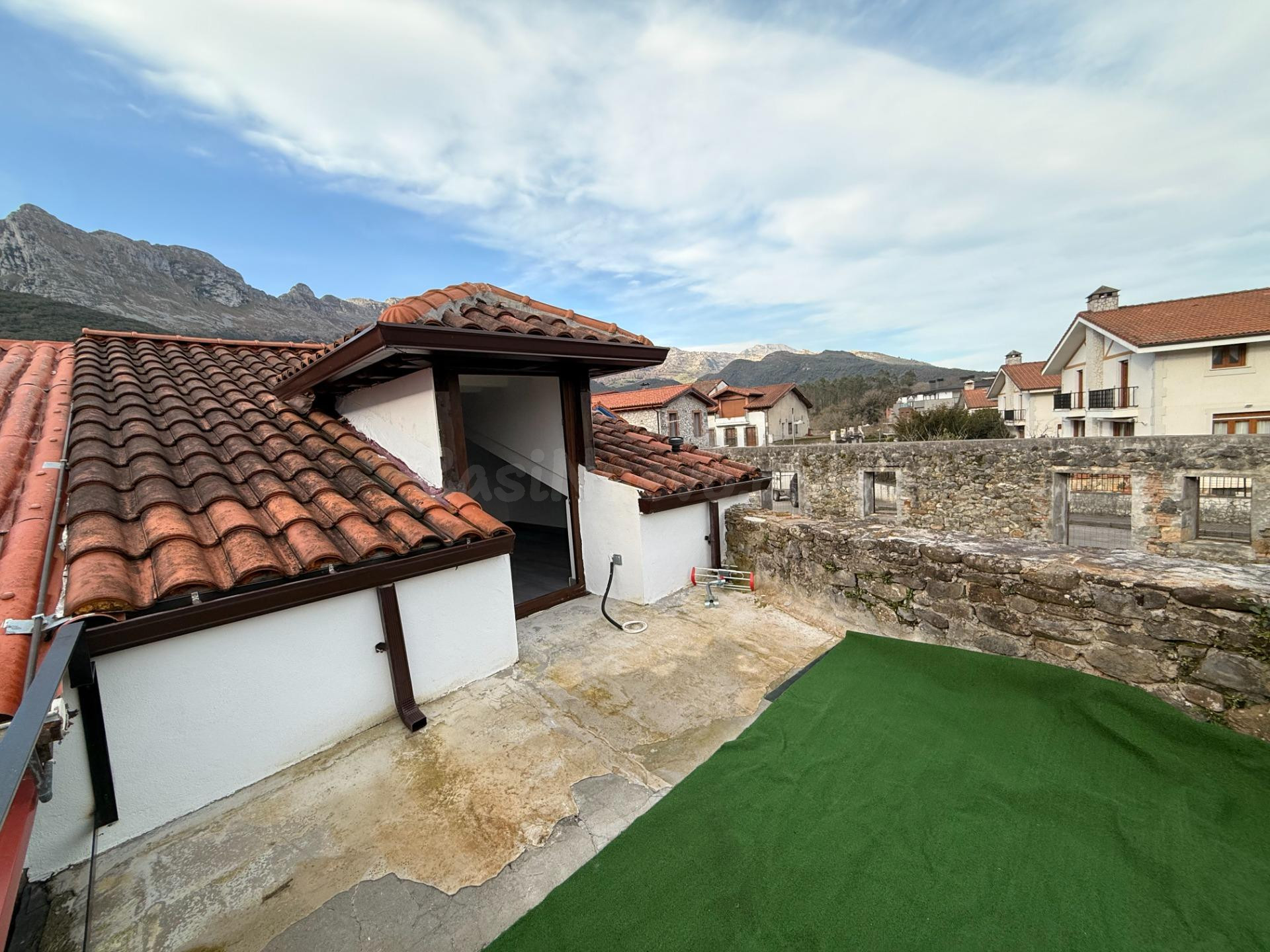 Casa reformada con porche y terraza en pleno Ramales - foto 5