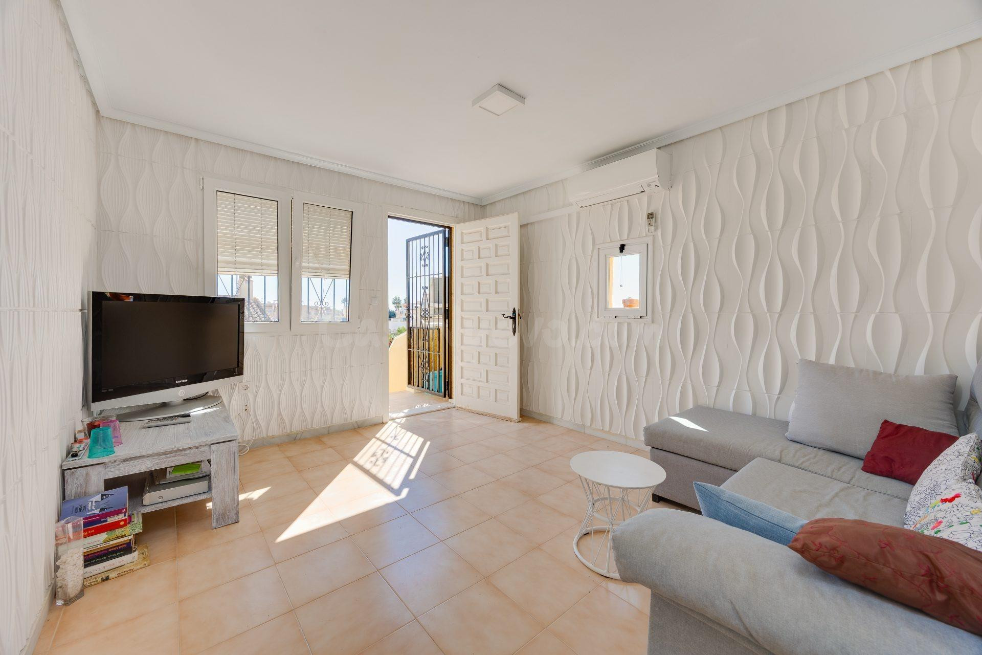 Adosado en Urb. La Marina, San Fulgencio — 2 dorm., orientac - foto 5