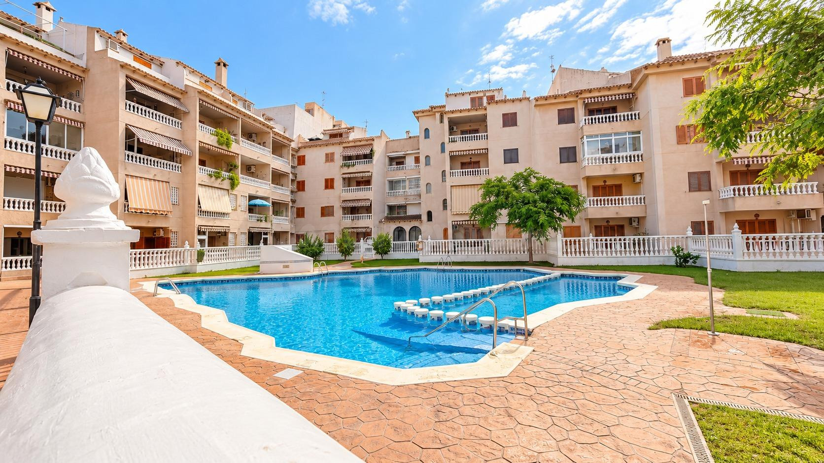 Planta baja con terraza, piscina y salida directa a zonas ve