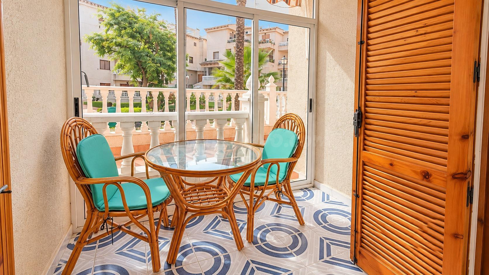 Planta baja con terraza, piscina y salida directa a zonas ve - foto 2