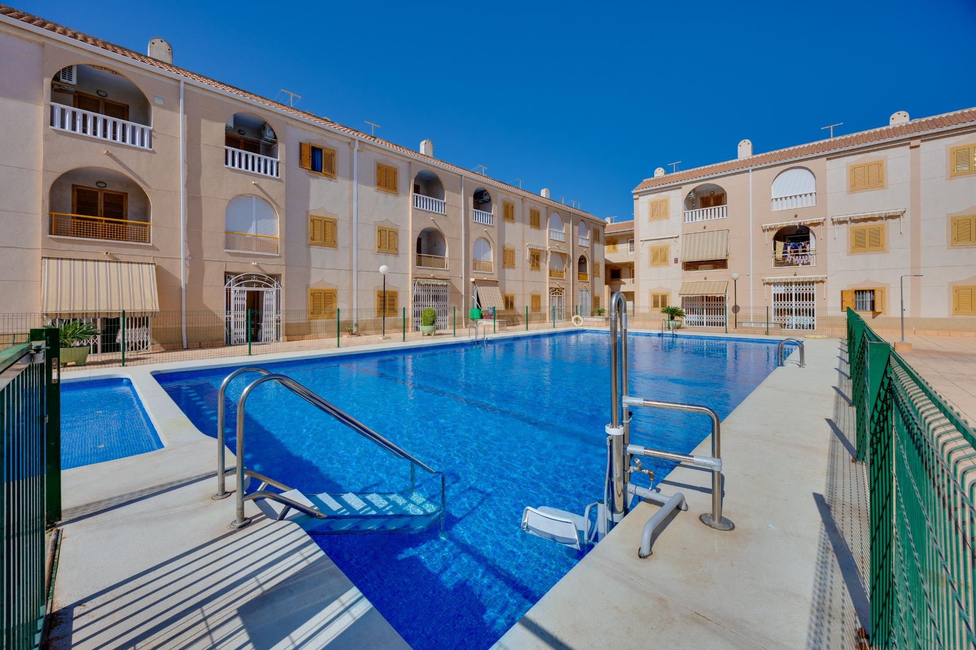 Apartamento de 3 dormitorios y piscina comunitaria en Acequi