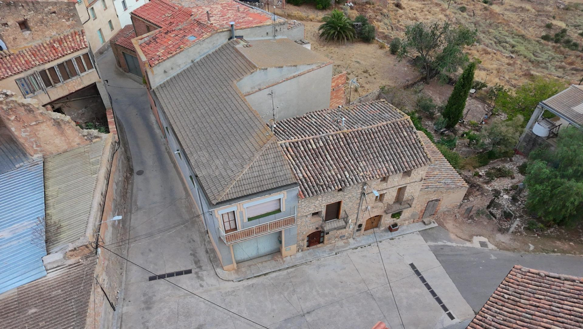 Amplia casa esquinera con vivienda, gran garaje-almacén, pat