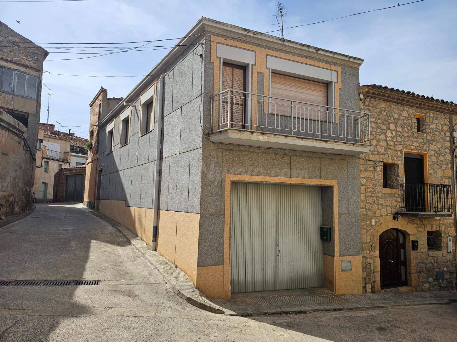 Amplia casa esquinera con vivienda, gran garaje-almacén, pat - foto 2