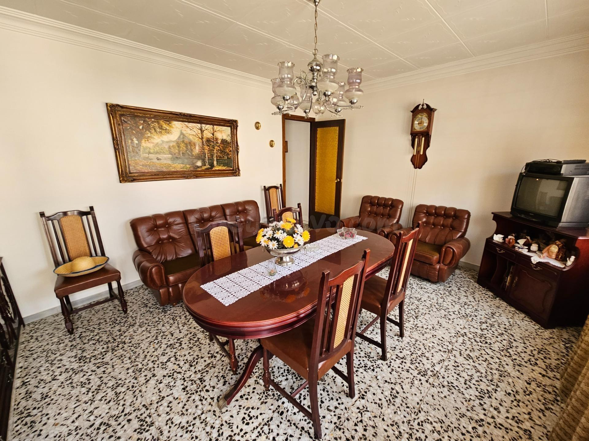 Amplia casa esquinera con vivienda, gran garaje-almacén, pat - foto 3