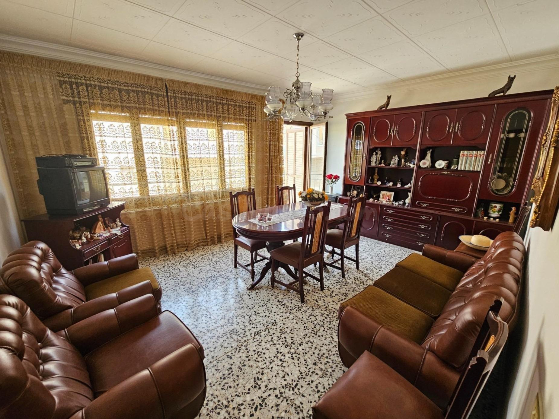Amplia casa esquinera con vivienda, gran garaje-almacén, pat - foto 4