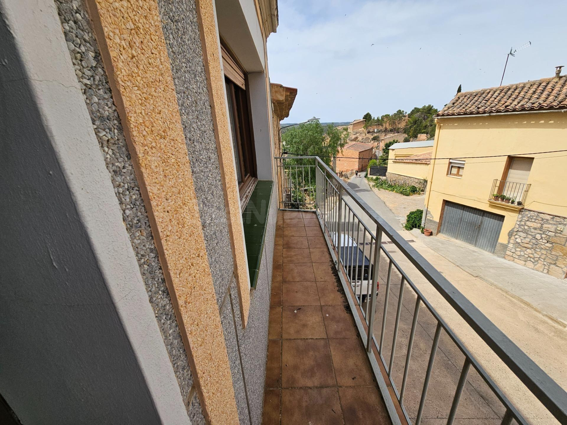 Amplia casa esquinera con vivienda, gran garaje-almacén, pat - foto 5