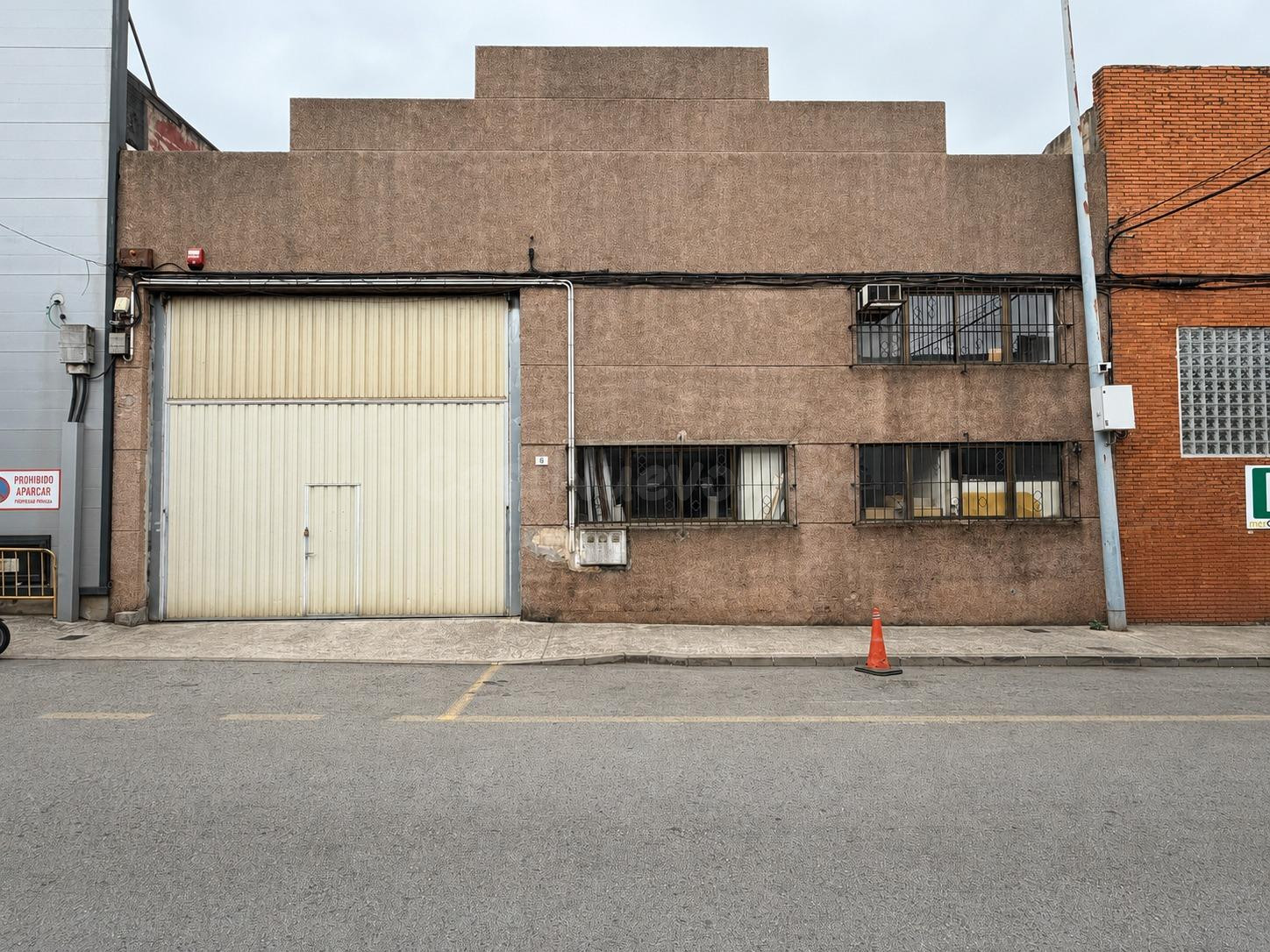 Nave industrial de 637 m2 con oficinas en Peñacastillo