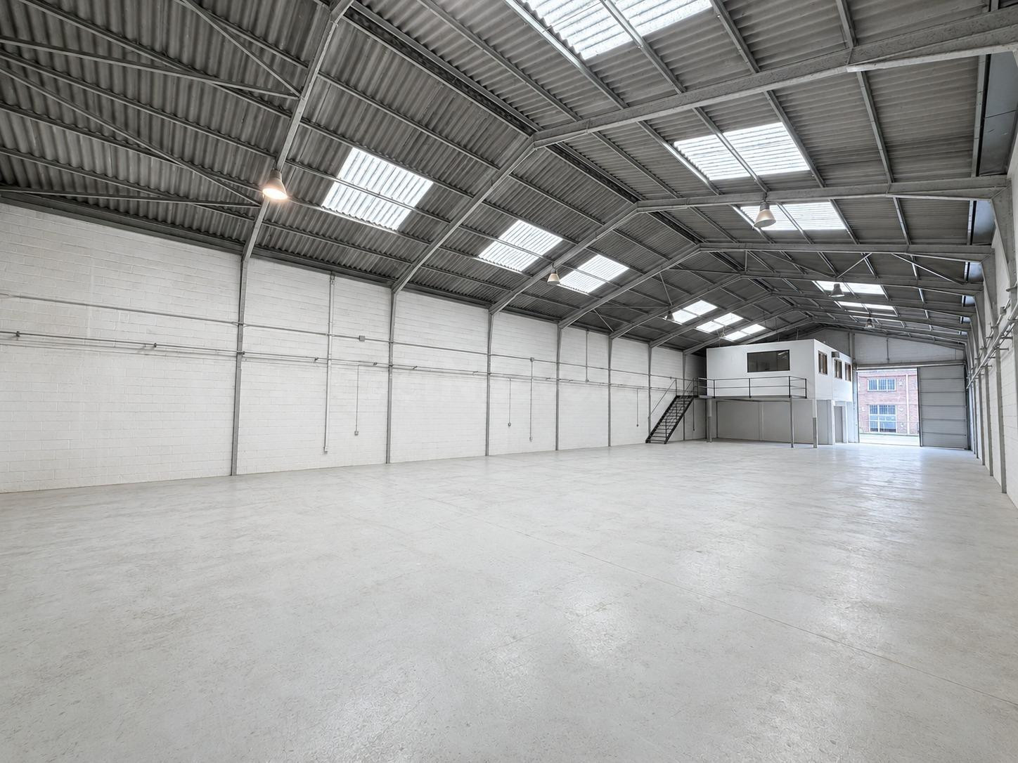 Nave industrial de 637 m2 con oficinas en Peñacastillo - foto 2