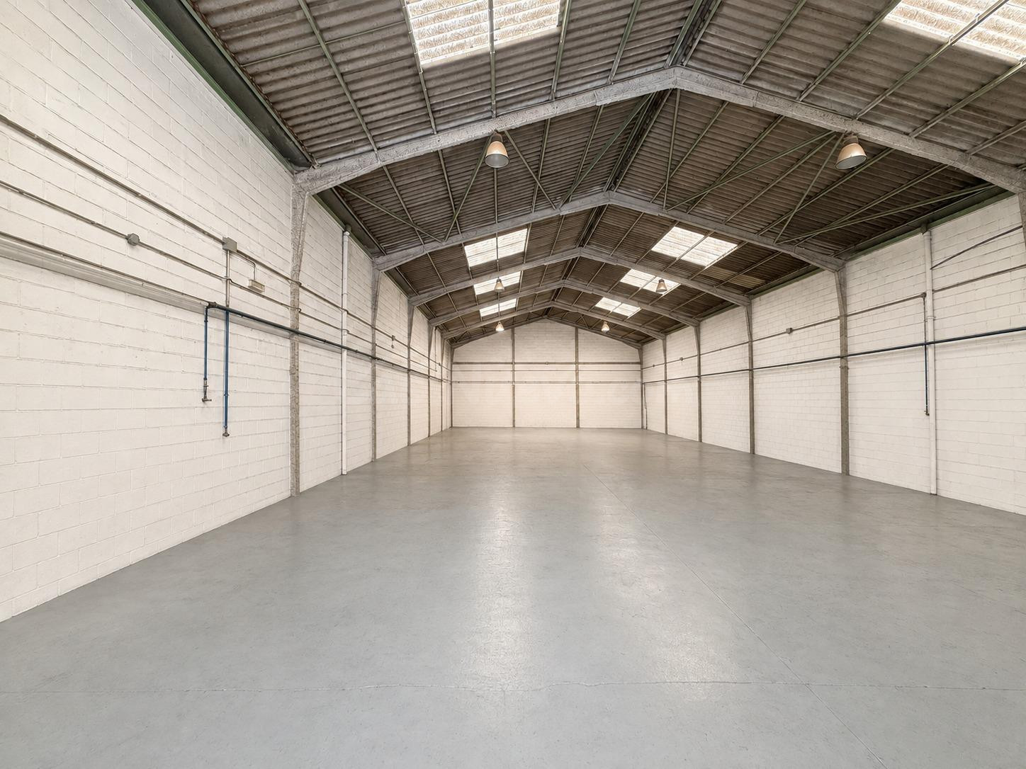Nave industrial de 637 m2 con oficinas en Peñacastillo - foto 4
