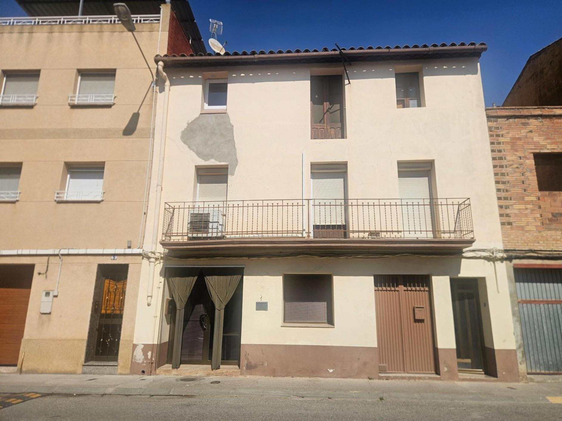 Gran casa de 460 m2 con garaje, oficina y dos accesos en Ros