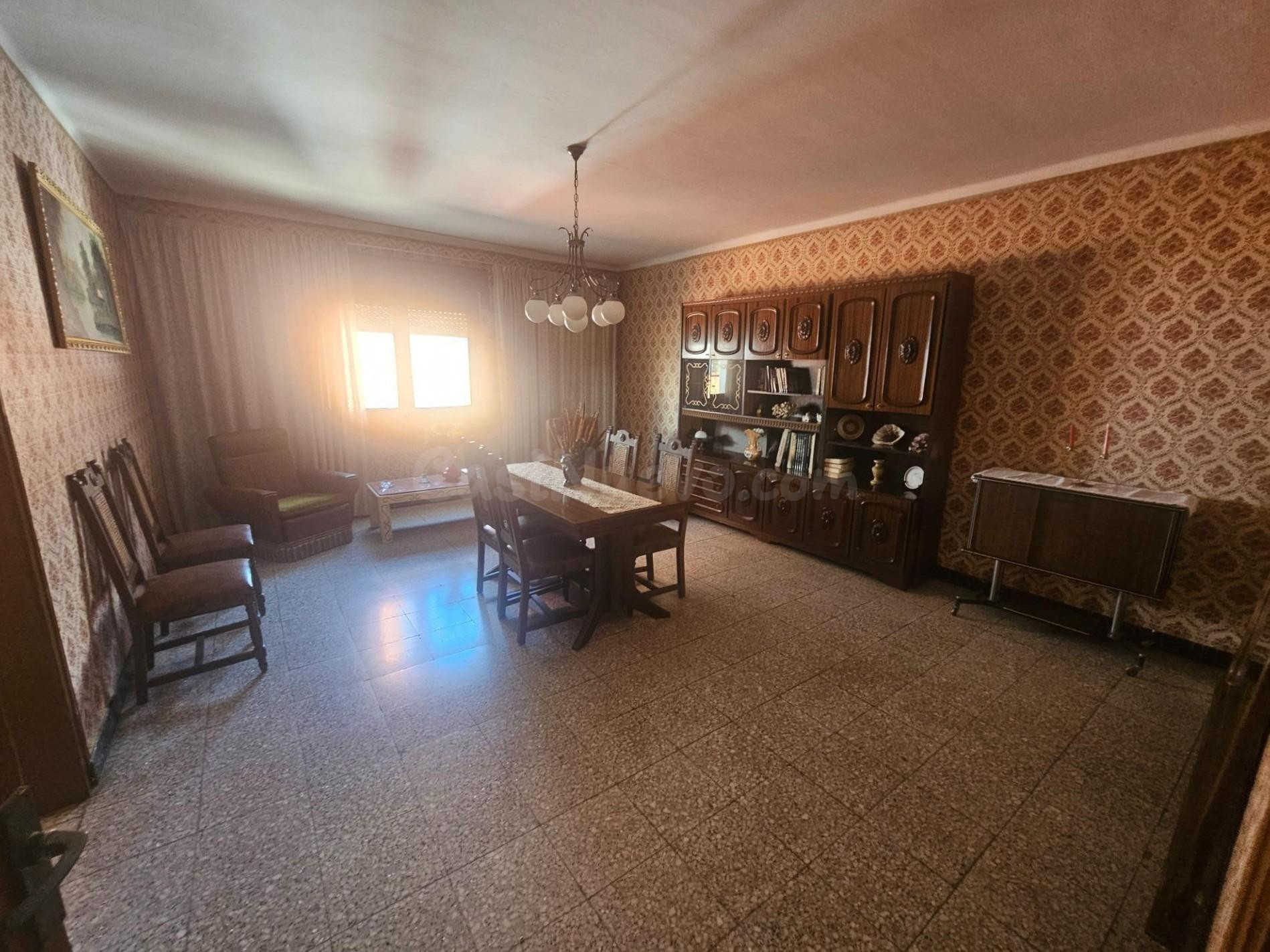 Gran casa de 460 m2 con garaje, oficina y dos accesos en Ros - foto 2