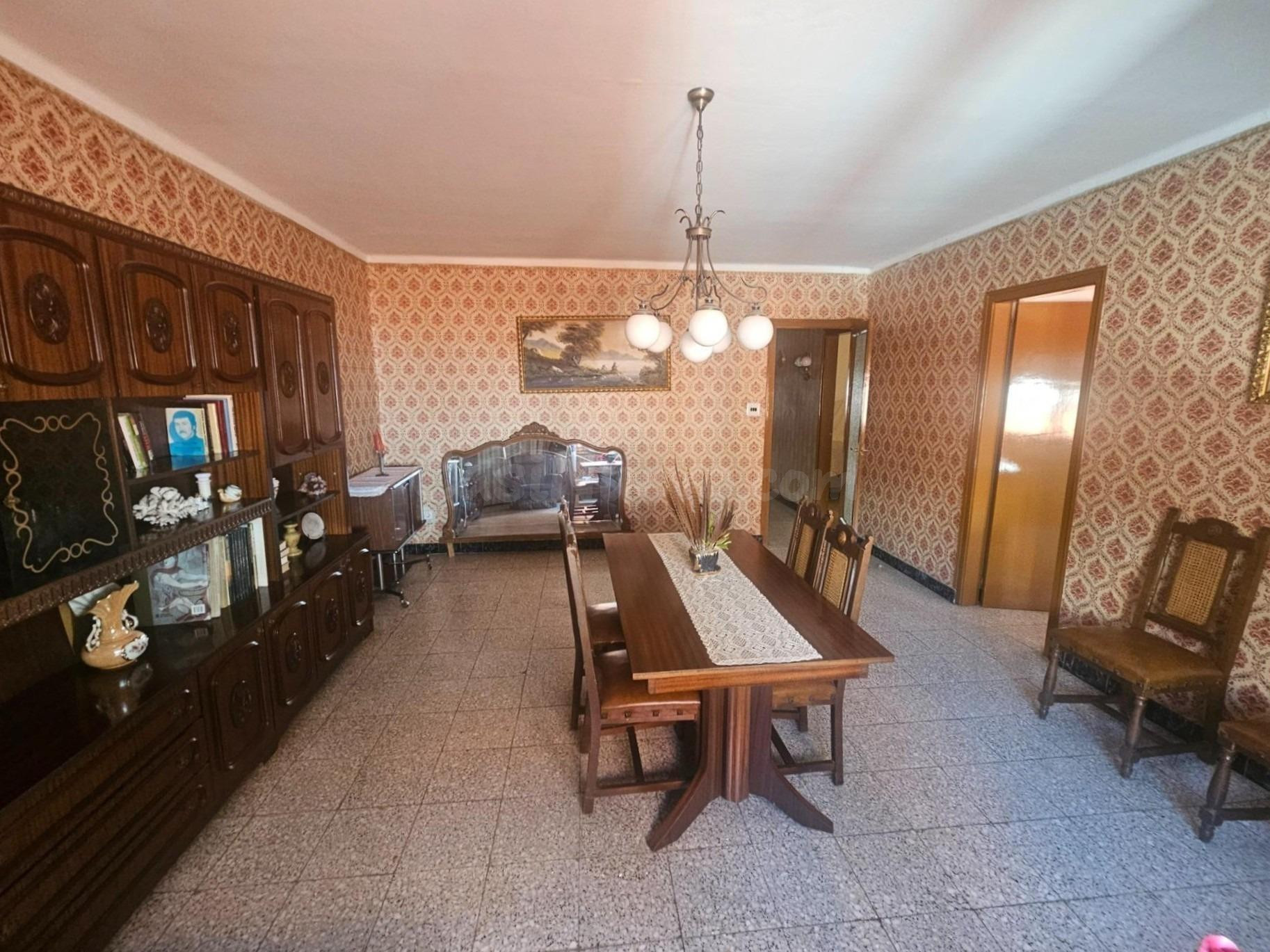 Gran casa de 460 m2 con garaje, oficina y dos accesos en Ros - foto 3