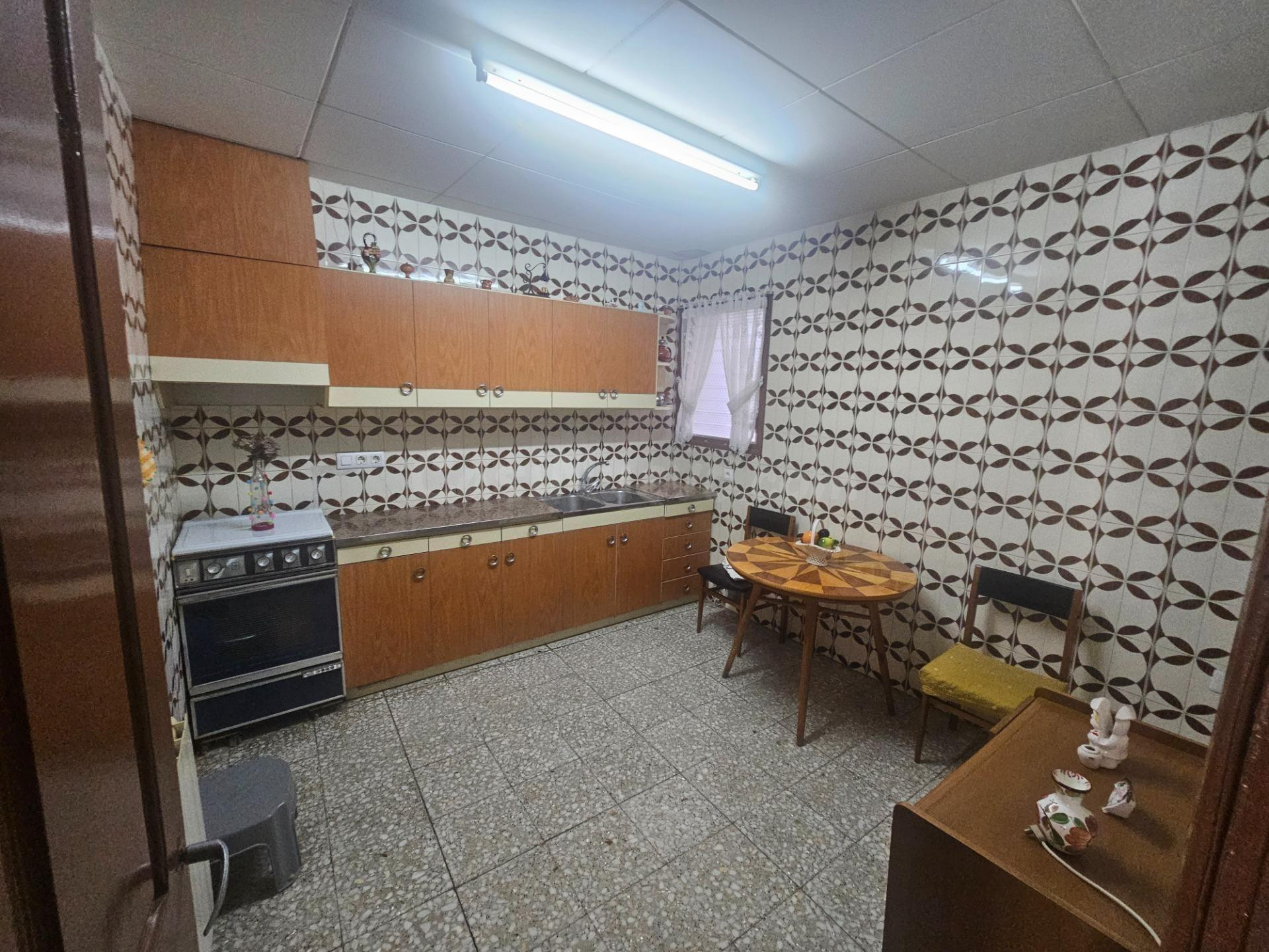 Gran casa de 460 m2 con garaje, oficina y dos accesos en Ros - foto 4