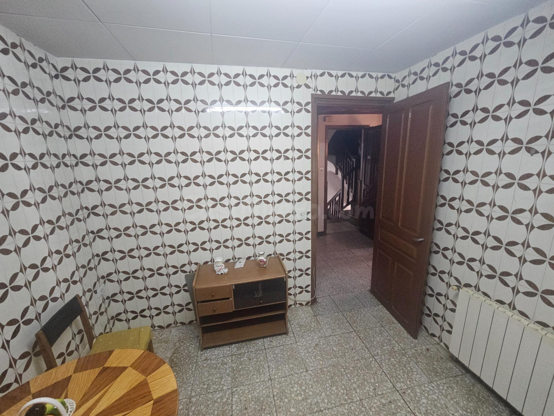 Gran casa de 460 m2 con garaje, oficina y dos accesos en Ros - foto 5