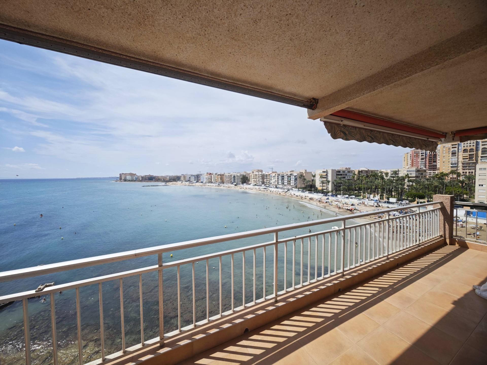 Piso con terraza y vistas al mar en Playa de los Locos
