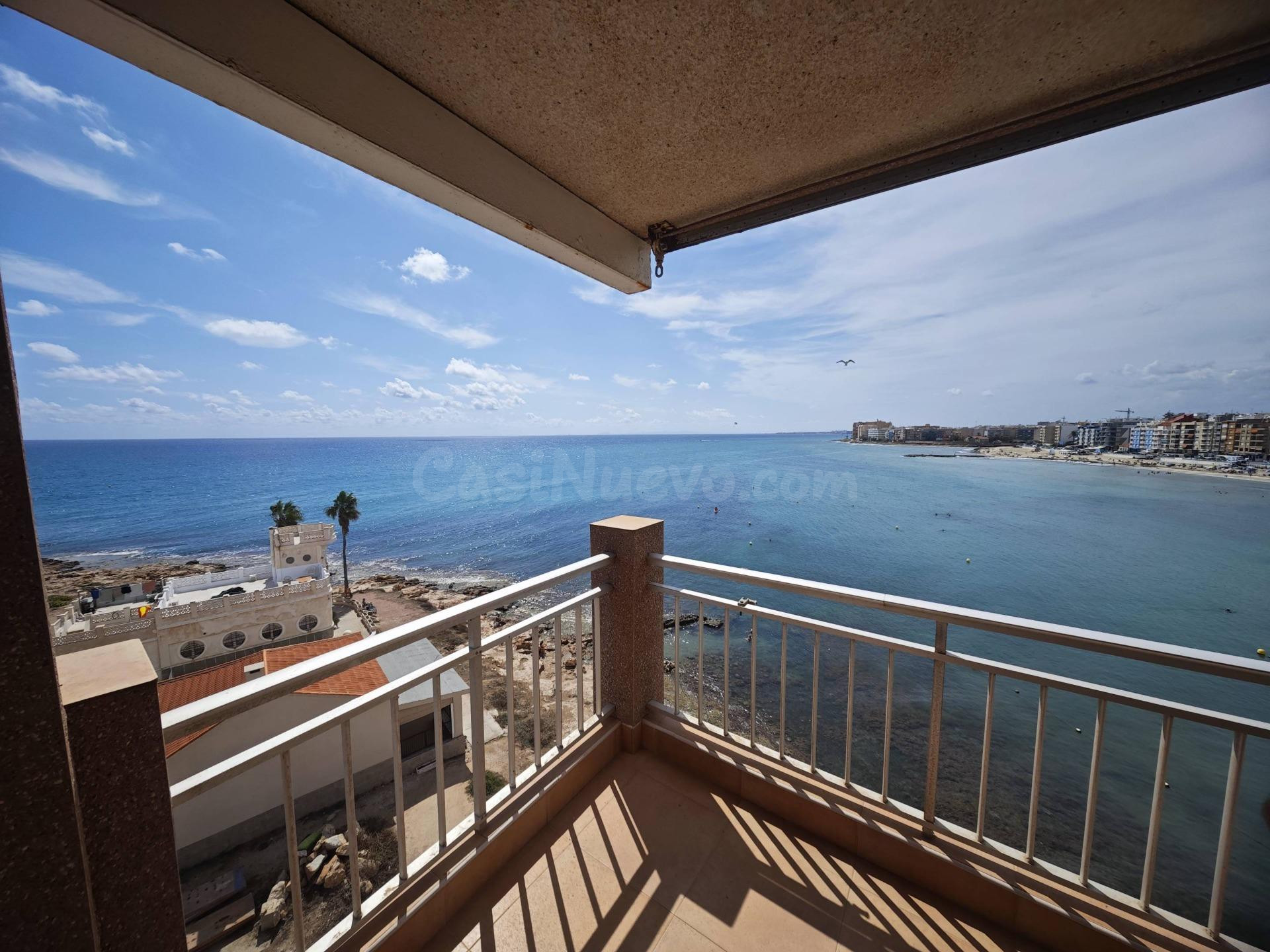 Piso con terraza y vistas al mar en Playa de los Locos - foto 2