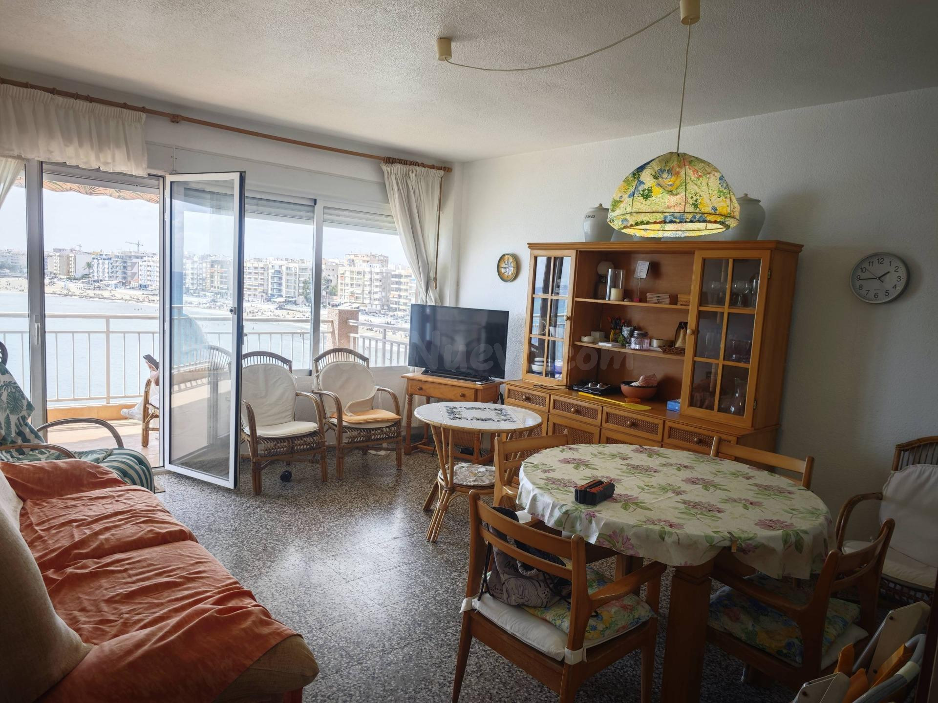 Piso con terraza y vistas al mar en Playa de los Locos - foto 3