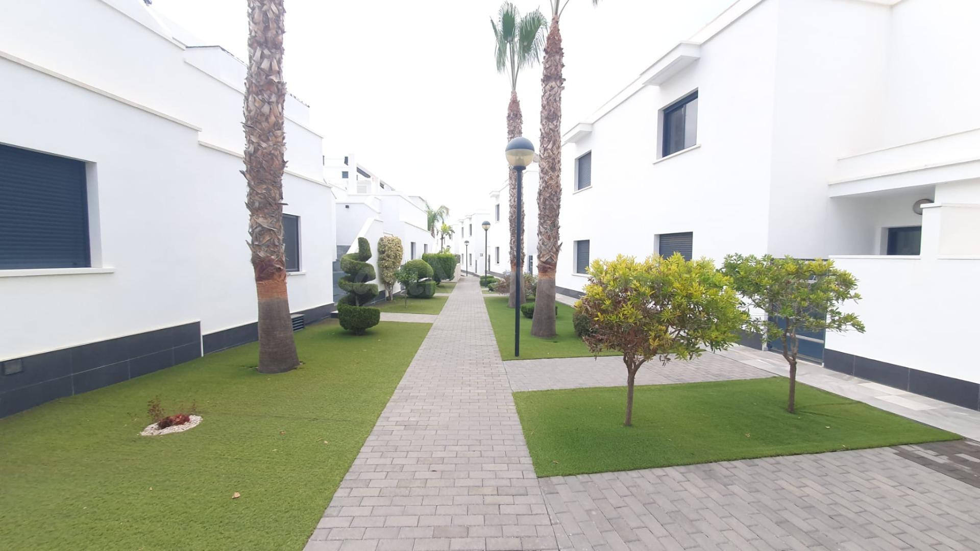 PRECIOSO Y LUJOSO QUAD CON PISCINA COMUNITARIA Y GARAJE PRIV - foto 3